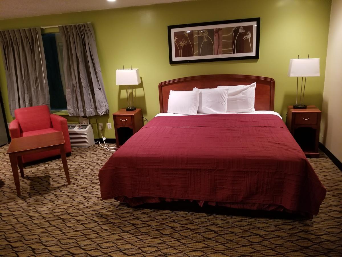 Economy Inn & Suites Cedar Lake Экстерьер фото