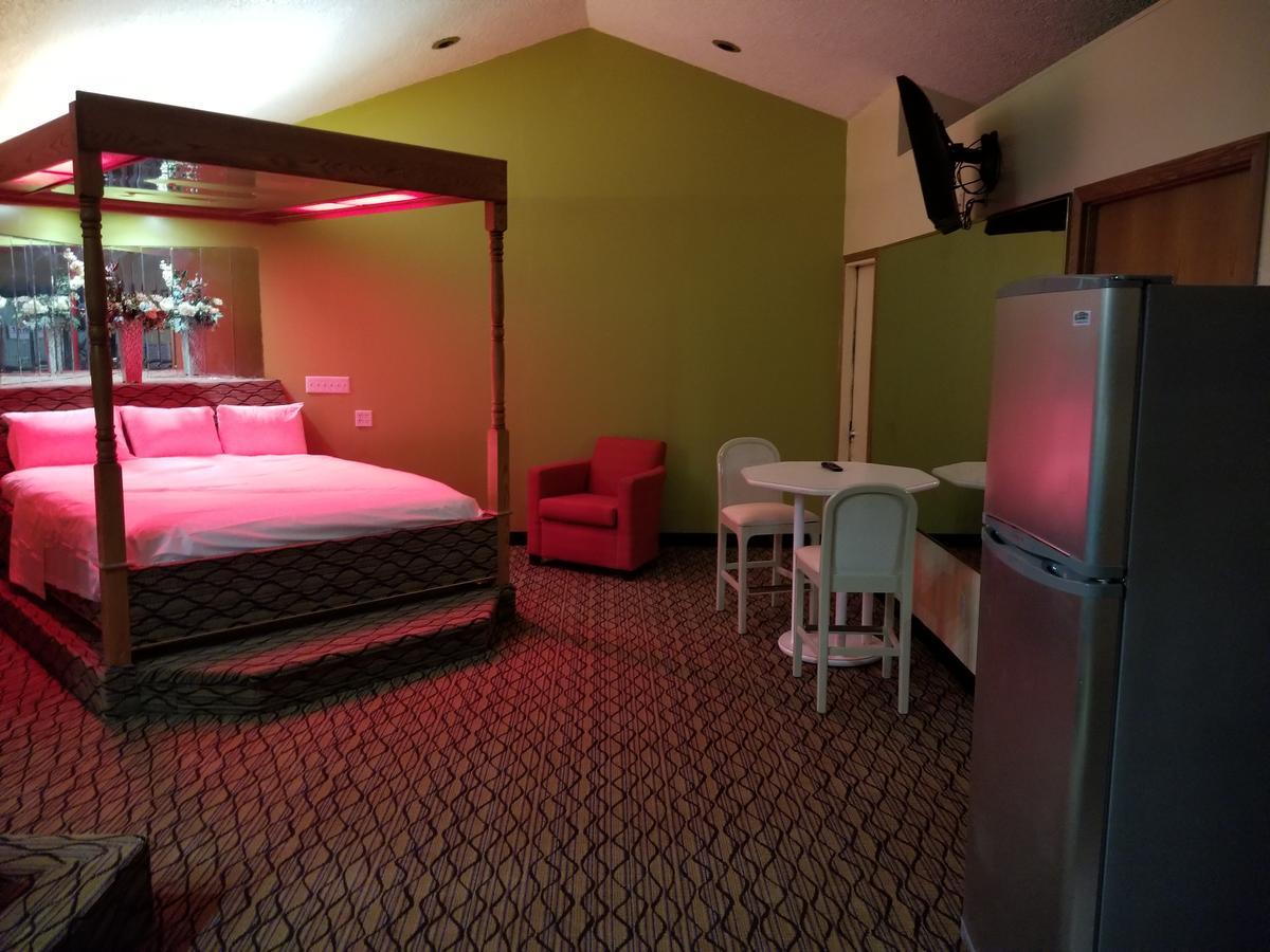 Economy Inn & Suites Cedar Lake Экстерьер фото
