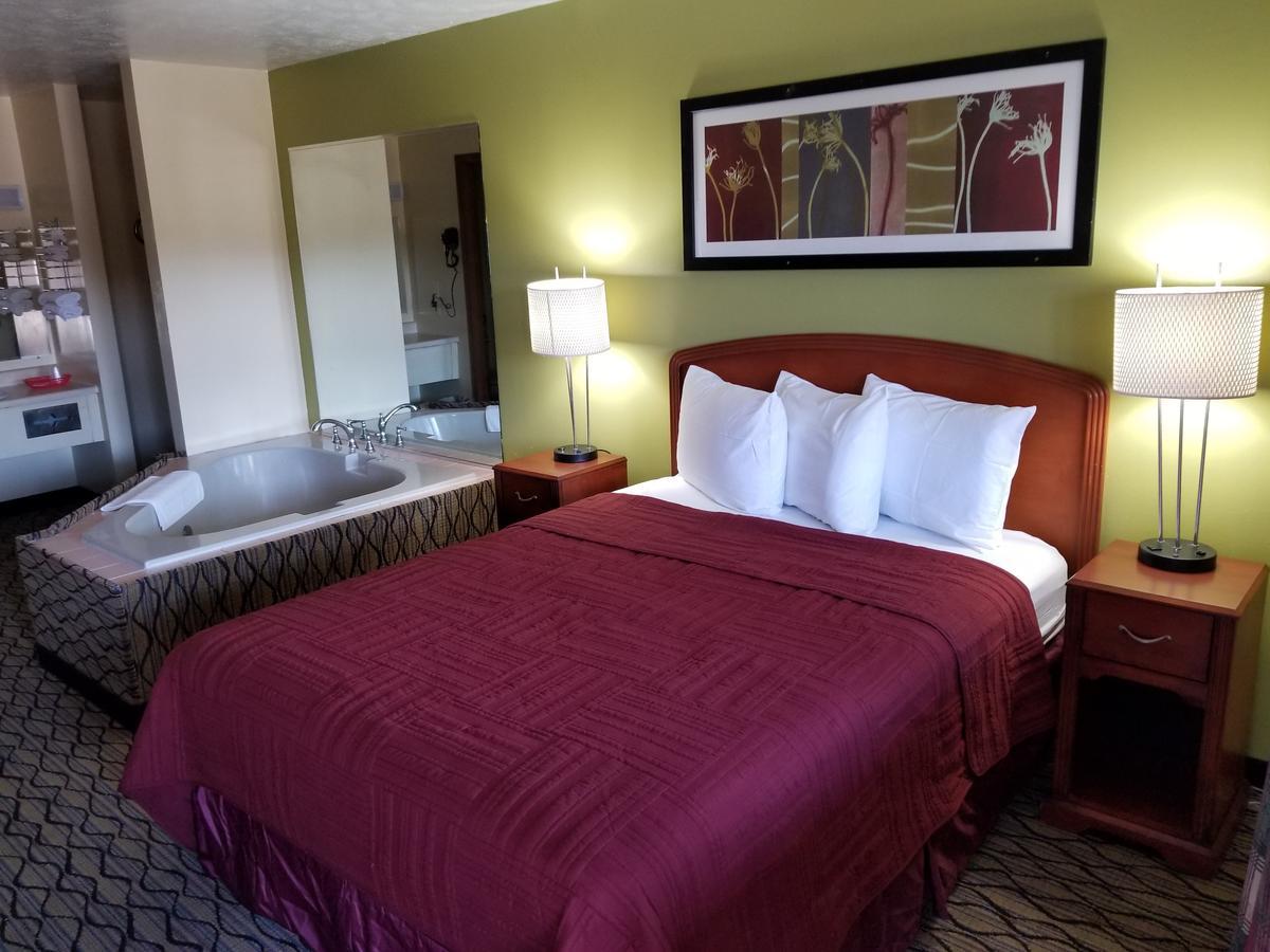 Economy Inn & Suites Cedar Lake Экстерьер фото