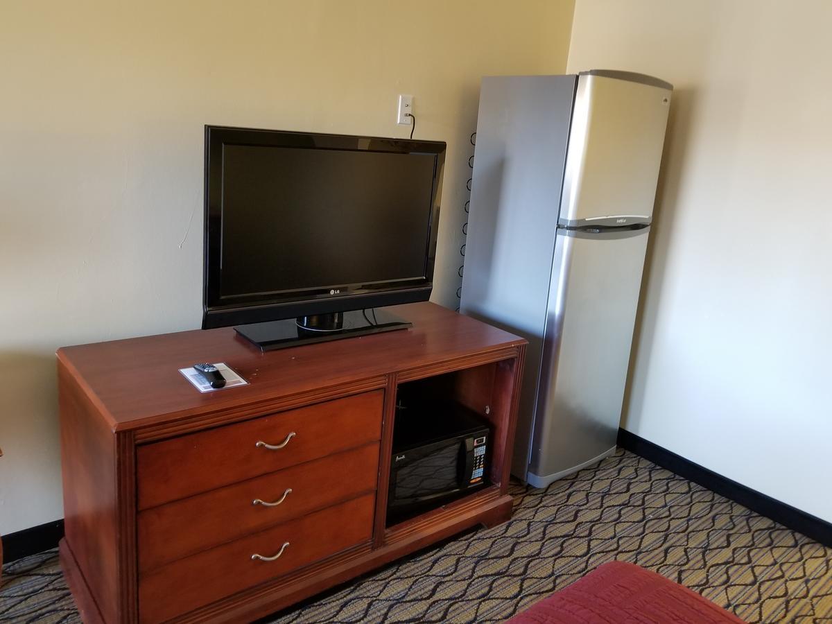 Economy Inn & Suites Cedar Lake Экстерьер фото