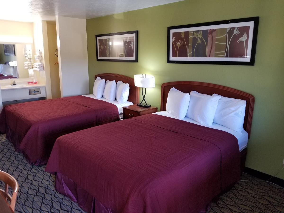 Economy Inn & Suites Cedar Lake Экстерьер фото