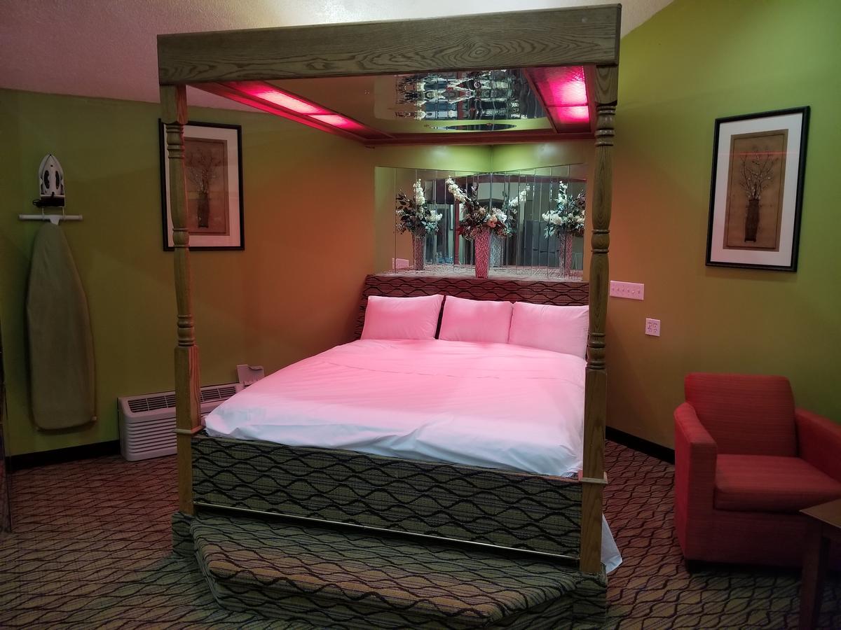 Economy Inn & Suites Cedar Lake Экстерьер фото